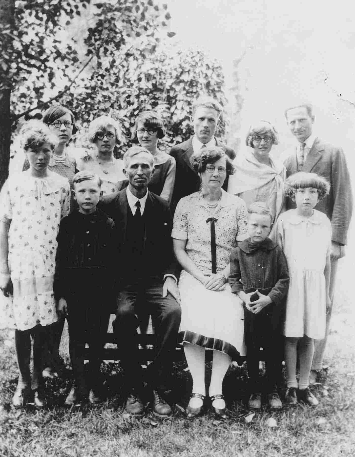 LUDWICK_FAMILY_1927.jpg (113848 bytes)